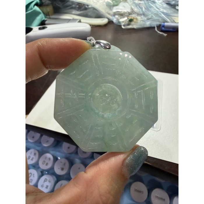 天然A貨緬甸玉 冰綠飄花太極大八卦翡翠玉墜 冰綠滿底色 幾抹金絲綠點綴 種色兼具上身妥妥綠-細節圖9
