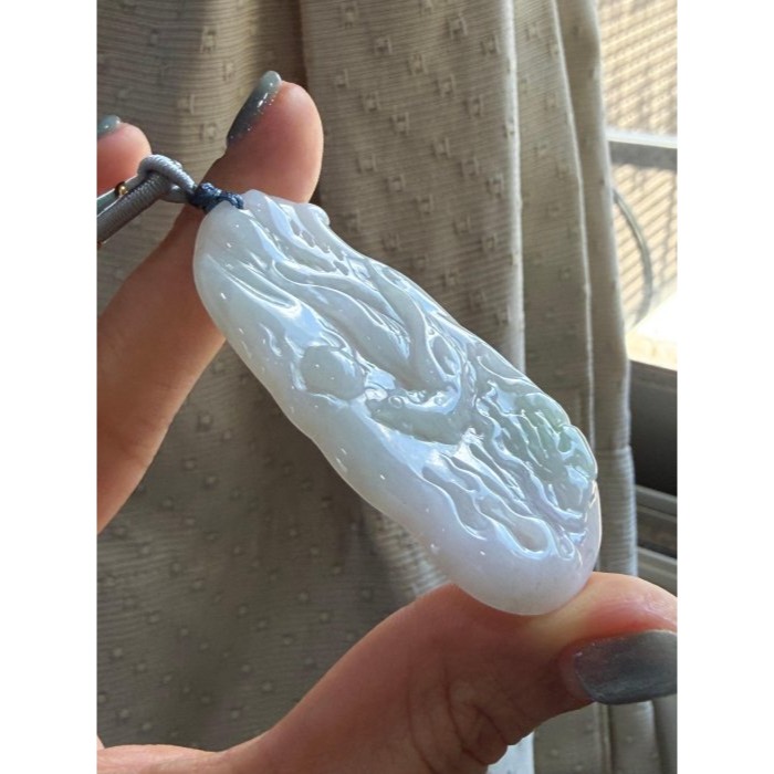 天然A貨緬甸玉 白冰俏綠鳳穿牡丹翡翠鳳牌 底庄乾淨白中帶小三彩底色 一抹鮮亮綠花添彩 色澤油亮透手影-細節圖2