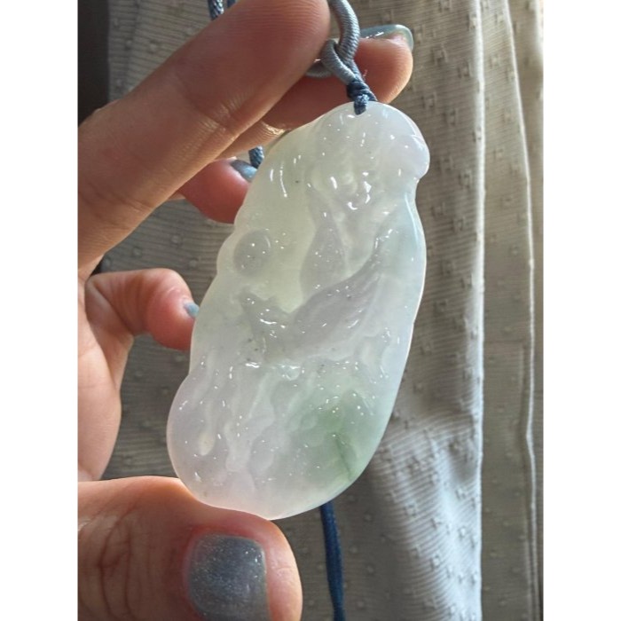 天然A貨緬甸玉 白冰俏綠鳳穿牡丹翡翠鳳牌 底庄乾淨白中帶小三彩底色 一抹鮮亮綠花添彩 色澤油亮透手影-細節圖3