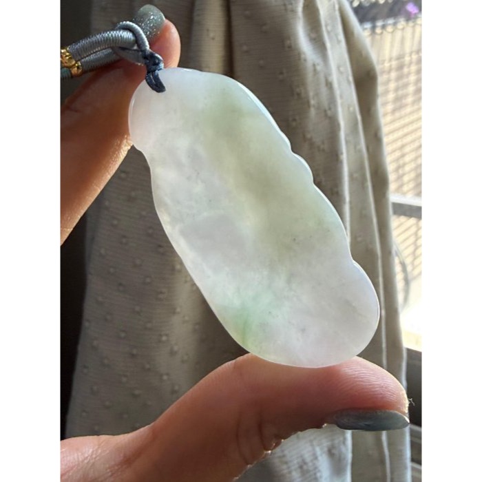 天然A貨緬甸玉 白冰俏綠鳳穿牡丹翡翠鳳牌 底庄乾淨白中帶小三彩底色 一抹鮮亮綠花添彩 色澤油亮透手影-細節圖5