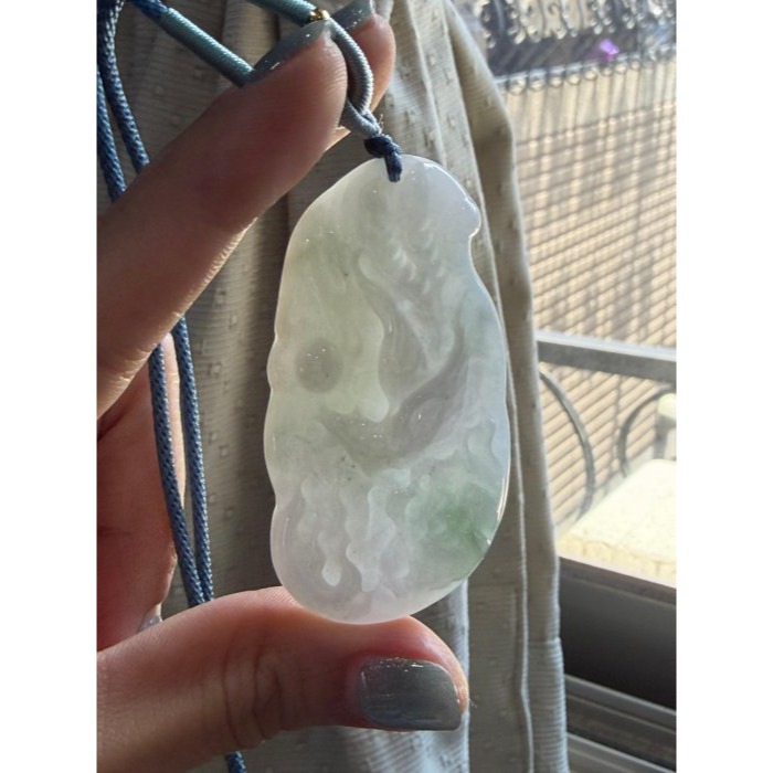 天然A貨緬甸玉 白冰俏綠鳳穿牡丹翡翠鳳牌 底庄乾淨白中帶小三彩底色 一抹鮮亮綠花添彩 色澤油亮透手影-細節圖6