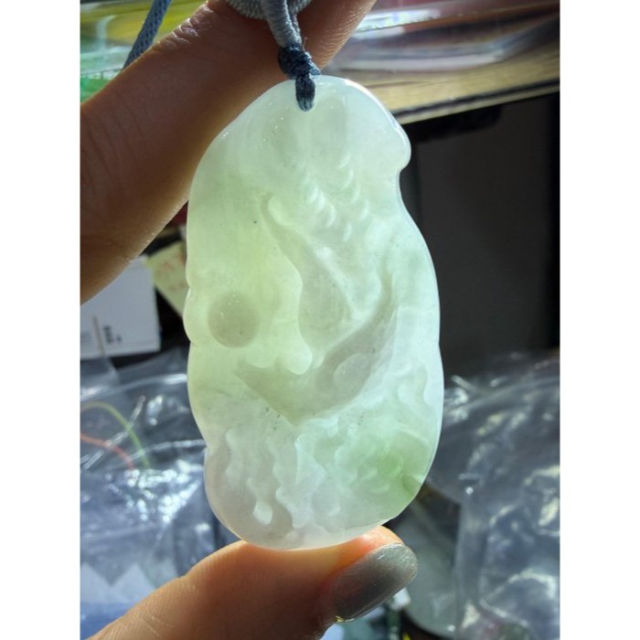 天然A貨緬甸玉 白冰俏綠鳳穿牡丹翡翠鳳牌 底庄乾淨白中帶小三彩底色 一抹鮮亮綠花添彩 色澤油亮透手影-細節圖8