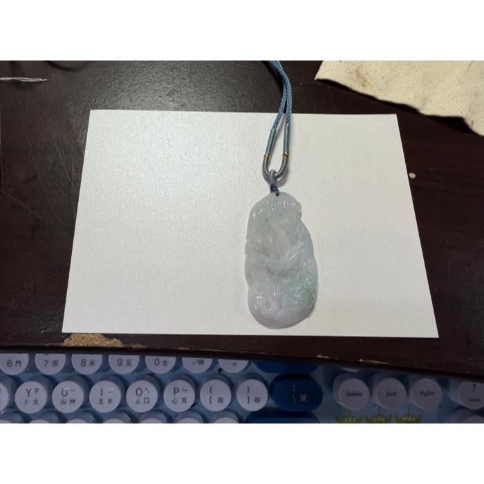 天然A貨緬甸玉 白冰俏綠鳳穿牡丹翡翠鳳牌 底庄乾淨白中帶小三彩底色 一抹鮮亮綠花添彩 色澤油亮透手影-細節圖10