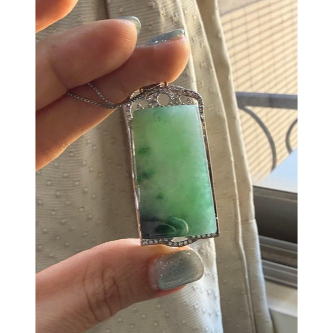 天然A貨緬甸玉 老坑冰烏雞綠無事牌翡翠玉墜 冰起膠滿綠底色 辣綠飄花增彩 6咪超完美厚度-細節圖3
