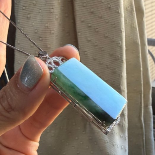 天然A貨緬甸玉 老坑冰烏雞綠無事牌翡翠玉墜 冰起膠滿綠底色 辣綠飄花增彩 6咪超完美厚度-細節圖6