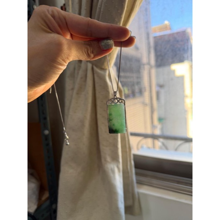 天然A貨緬甸玉 老坑冰烏雞綠無事牌翡翠玉墜 冰起膠滿綠底色 辣綠飄花增彩 6咪超完美厚度-細節圖8