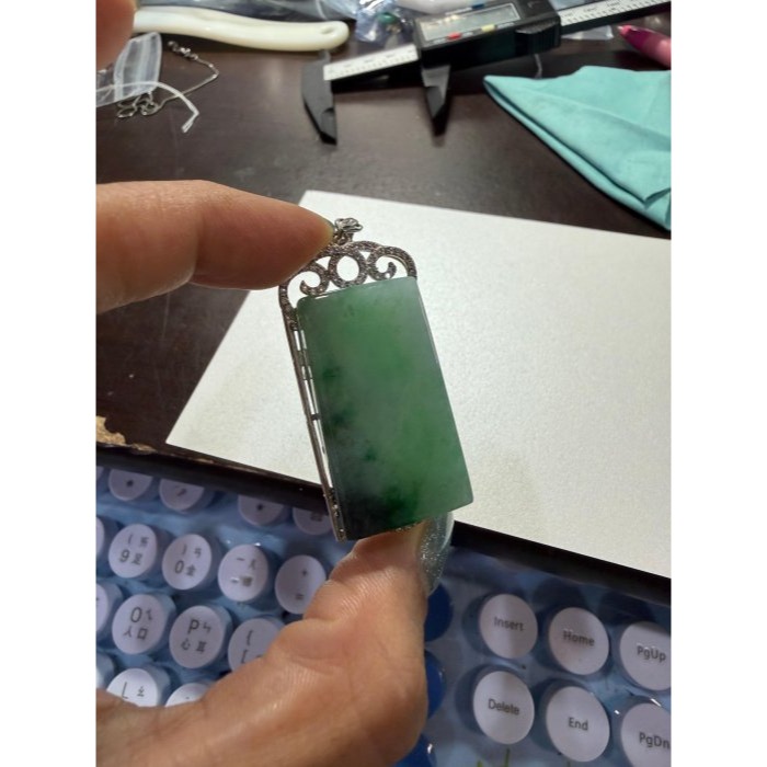 天然A貨緬甸玉 老坑冰烏雞綠無事牌翡翠玉墜 冰起膠滿綠底色 辣綠飄花增彩 6咪超完美厚度-細節圖10