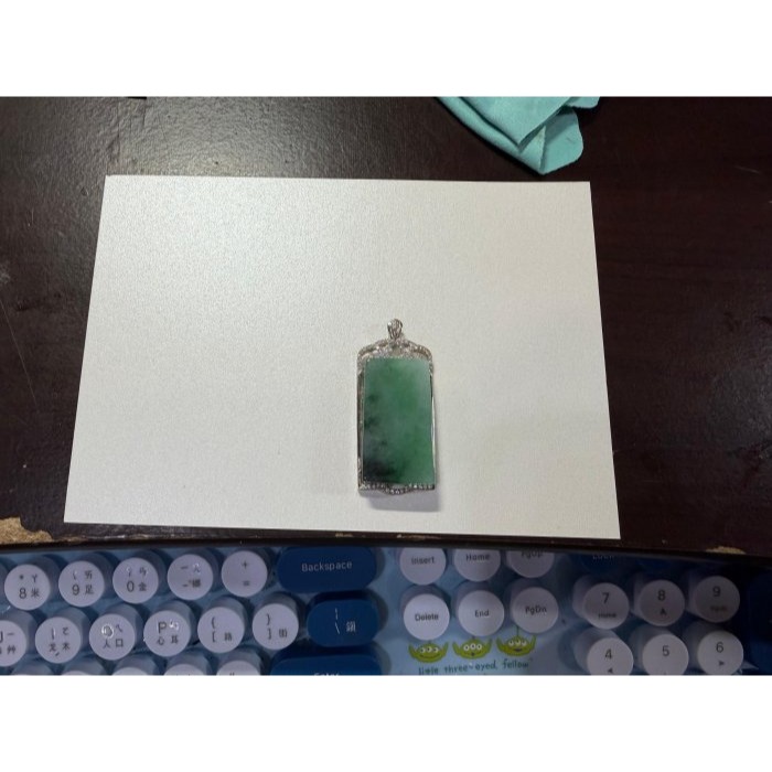 天然A貨緬甸玉 老坑冰烏雞綠無事牌翡翠玉墜 冰起膠滿綠底色 辣綠飄花增彩 6咪超完美厚度-細節圖11