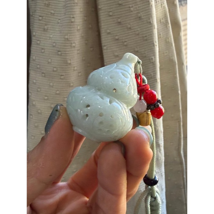 天然A貨緬甸玉 細潤淡綠立體鏤空雕福祿雙全翡翠包掛/車掛 飽滿葫蘆 玲瓏巧雕雙福字及銅錢-細節圖2