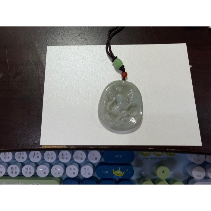 天然A貨緬甸玉 膠潤油青灰福祿猴翡翠玉牌 一刀切牌形 透光膠潤底妝 有水頭帶灰底-細節圖10
