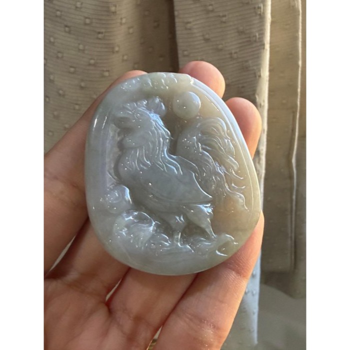 天然A貨緬甸玉 膠潤油青灰金雞迎日翡翠玉牌 一刀切牌形 透光膠潤底妝 有水頭帶灰底-細節圖3