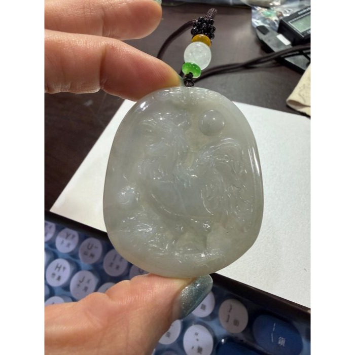 天然A貨緬甸玉 膠潤油青灰金雞迎日翡翠玉牌 一刀切牌形 透光膠潤底妝 有水頭帶灰底-細節圖10