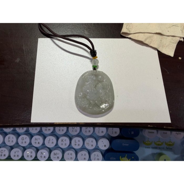 天然A貨緬甸玉 膠潤油青灰金雞迎日翡翠玉牌 一刀切牌形 透光膠潤底妝 有水頭帶灰底-細節圖11