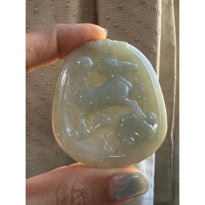天然A貨緬甸玉 膠潤油青灰揚眉吐氣翡翠羊牌 完美一刀切牌形 透光膠潤底妝 有水頭帶灰綠底-細節圖2