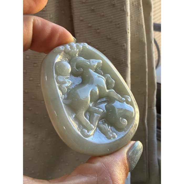 天然A貨緬甸玉 膠潤油青灰揚眉吐氣翡翠羊牌 完美一刀切牌形 透光膠潤底妝 有水頭帶灰綠底-細節圖3