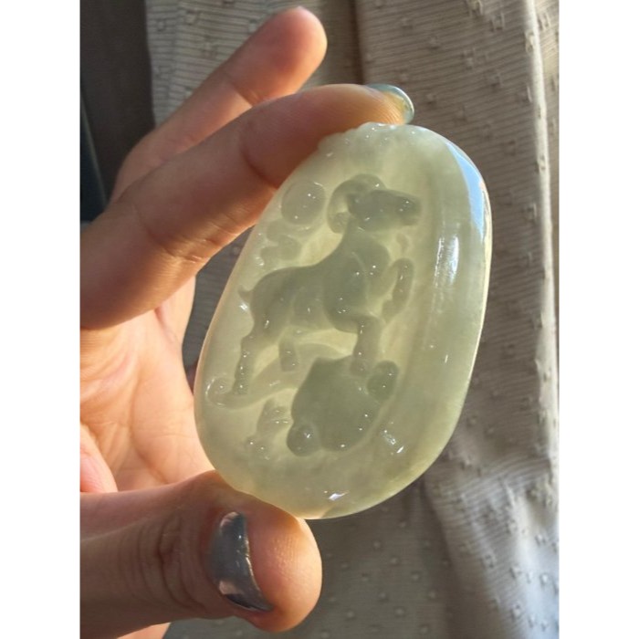 天然A貨緬甸玉 膠潤油青灰揚眉吐氣翡翠羊牌 完美一刀切牌形 透光膠潤底妝 有水頭帶灰綠底-細節圖4