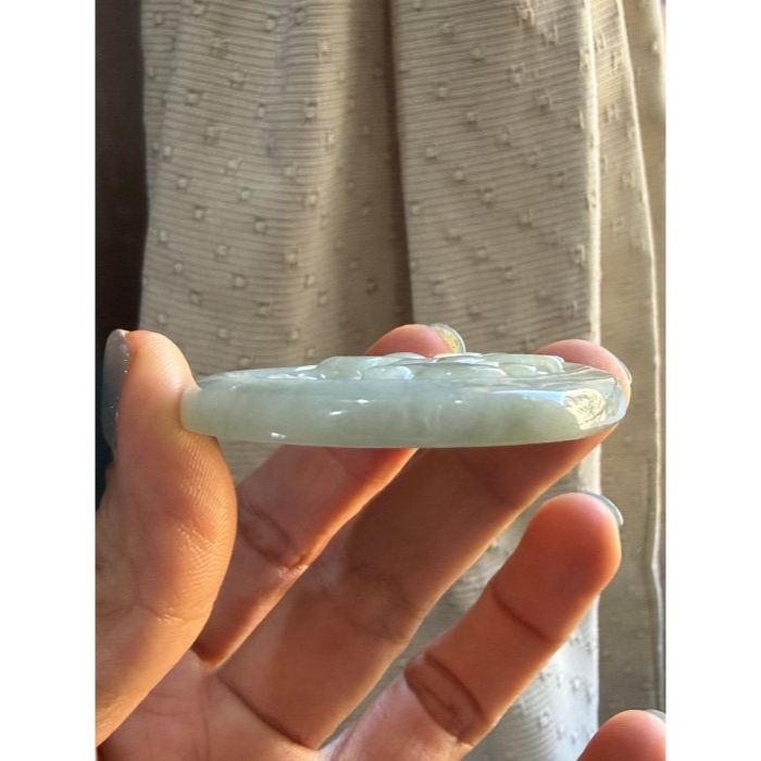 天然A貨緬甸玉 膠潤油青灰揚眉吐氣翡翠羊牌 完美一刀切牌形 透光膠潤底妝 有水頭帶灰綠底-細節圖5