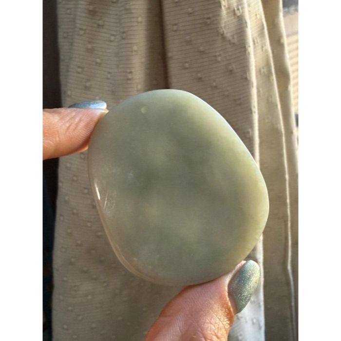 天然A貨緬甸玉 膠潤油青灰揚眉吐氣翡翠羊牌 完美一刀切牌形 透光膠潤底妝 有水頭帶灰綠底-細節圖6