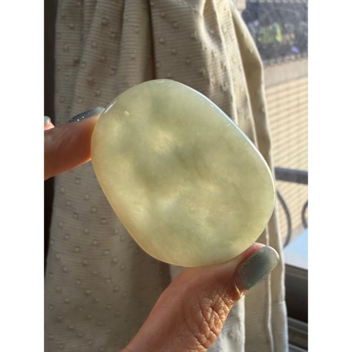 天然A貨緬甸玉 膠潤油青灰揚眉吐氣翡翠羊牌 完美一刀切牌形 透光膠潤底妝 有水頭帶灰綠底-細節圖7