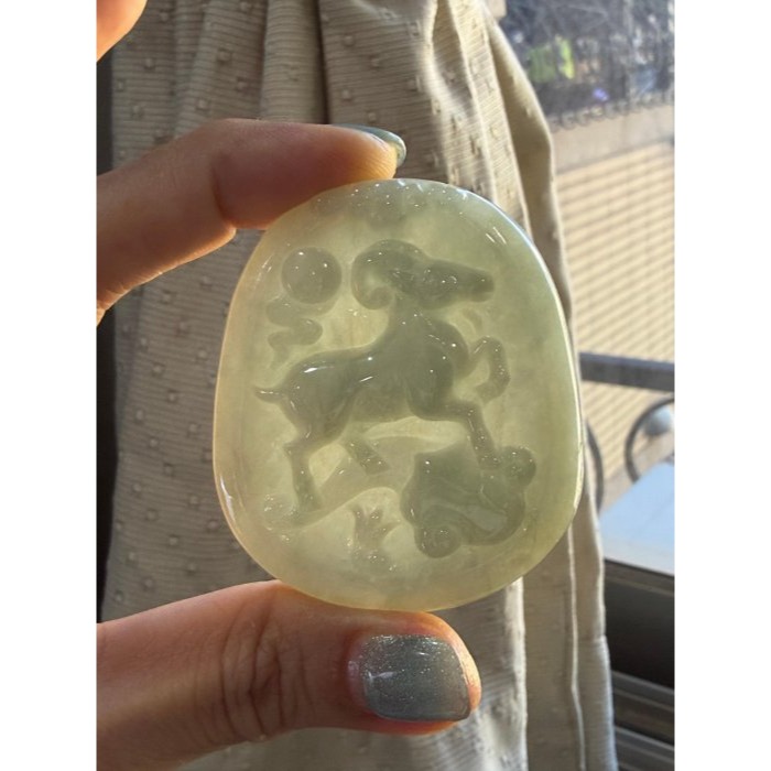 天然A貨緬甸玉 膠潤油青灰揚眉吐氣翡翠羊牌 完美一刀切牌形 透光膠潤底妝 有水頭帶灰綠底-細節圖8