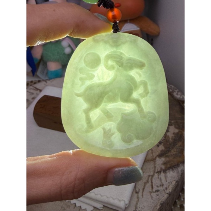 天然A貨緬甸玉 膠潤油青灰揚眉吐氣翡翠羊牌 完美一刀切牌形 透光膠潤底妝 有水頭帶灰綠底-細節圖9