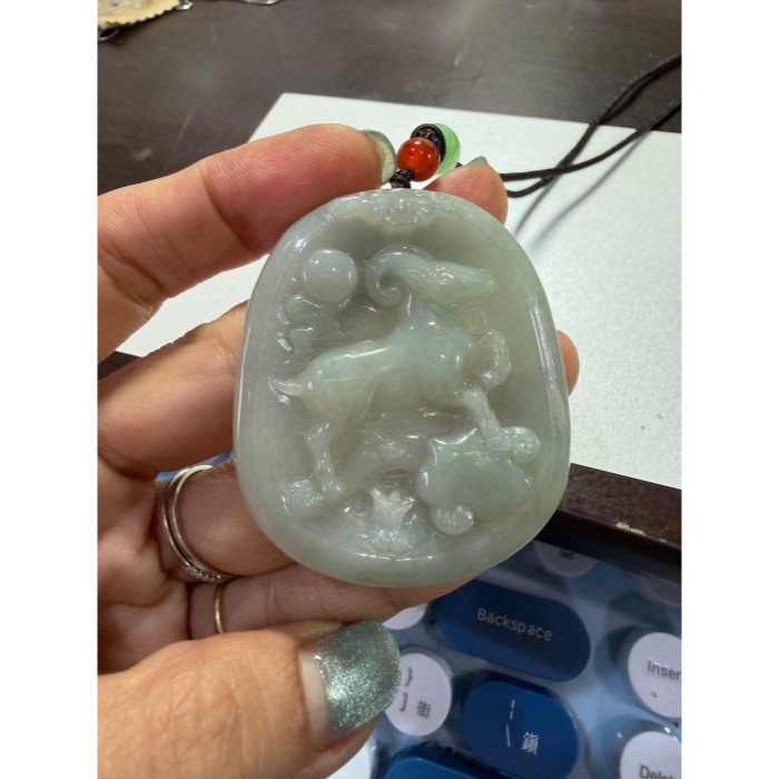 天然A貨緬甸玉 膠潤油青灰揚眉吐氣翡翠羊牌 完美一刀切牌形 透光膠潤底妝 有水頭帶灰綠底-細節圖10