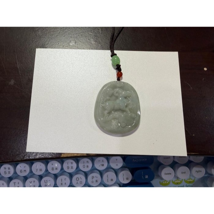 天然A貨緬甸玉 膠潤油青灰揚眉吐氣翡翠羊牌 完美一刀切牌形 透光膠潤底妝 有水頭帶灰綠底-細節圖11