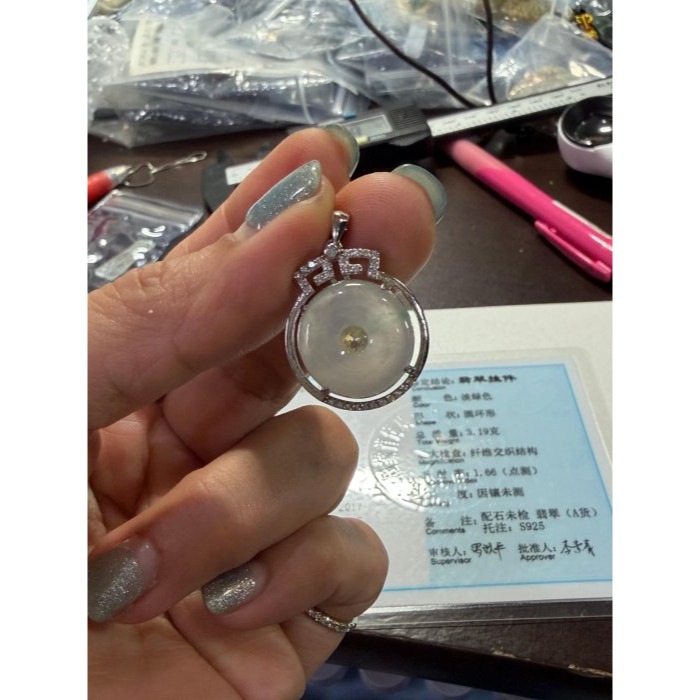 天然A貨緬甸玉 泛光 冰玻白月光平安扣翡翠玉墜 飽滿甜甜圈 放光剛性十足 一抹金絲綠添彩-細節圖10