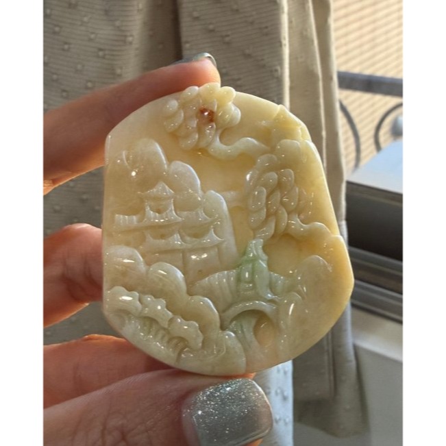 天然A貨緬甸玉 冰潤三彩俏色巧雕貴人引路翡翠山水牌 滿色奶黃俏綠飄紅 透手影一刀切方正牌形-細節圖2