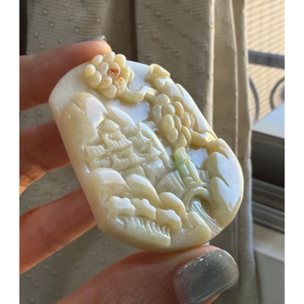天然A貨緬甸玉 冰潤三彩俏色巧雕貴人引路翡翠山水牌 滿色奶黃俏綠飄紅 透手影一刀切方正牌形-細節圖3