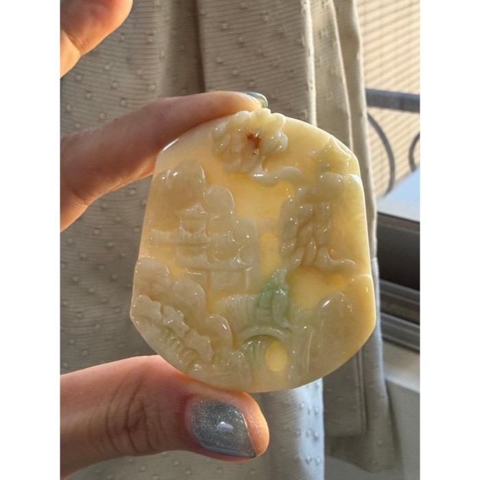 天然A貨緬甸玉 冰潤三彩俏色巧雕貴人引路翡翠山水牌 滿色奶黃俏綠飄紅 透手影一刀切方正牌形-細節圖4