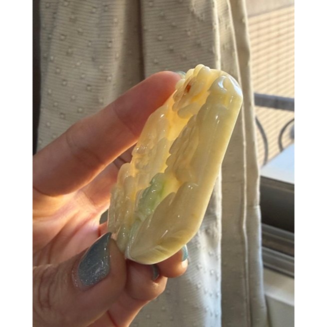 天然A貨緬甸玉 冰潤三彩俏色巧雕貴人引路翡翠山水牌 滿色奶黃俏綠飄紅 透手影一刀切方正牌形-細節圖5