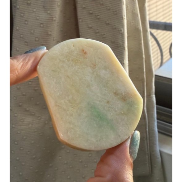 天然A貨緬甸玉 冰潤三彩俏色巧雕貴人引路翡翠山水牌 滿色奶黃俏綠飄紅 透手影一刀切方正牌形-細節圖6