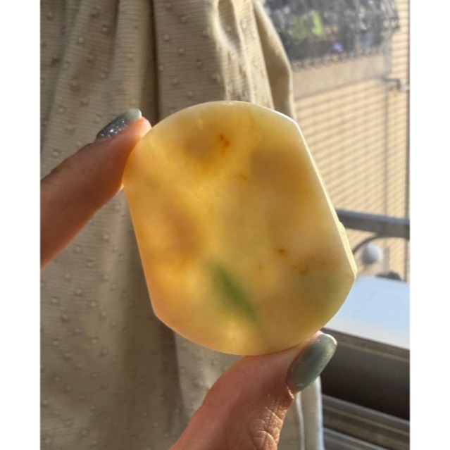 天然A貨緬甸玉 冰潤三彩俏色巧雕貴人引路翡翠山水牌 滿色奶黃俏綠飄紅 透手影一刀切方正牌形-細節圖7