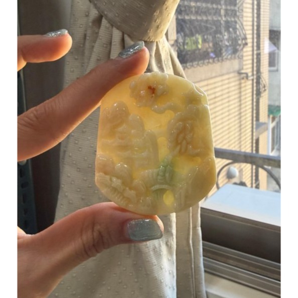 天然A貨緬甸玉 冰潤三彩俏色巧雕貴人引路翡翠山水牌 滿色奶黃俏綠飄紅 透手影一刀切方正牌形-細節圖8