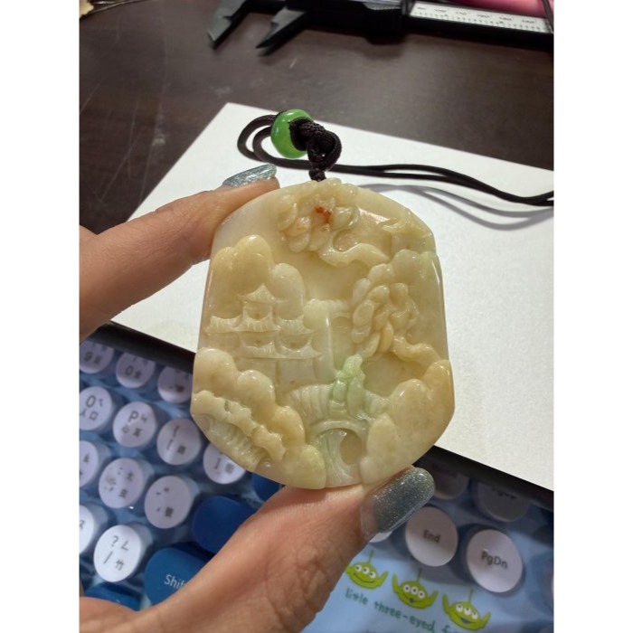 天然A貨緬甸玉 冰潤三彩俏色巧雕貴人引路翡翠山水牌 滿色奶黃俏綠飄紅 透手影一刀切方正牌形-細節圖9