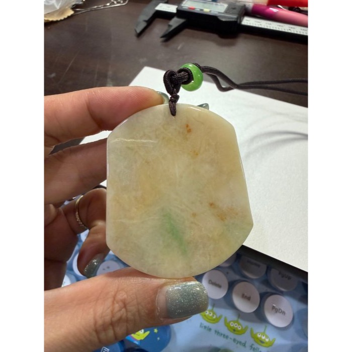 天然A貨緬甸玉 冰潤三彩俏色巧雕貴人引路翡翠山水牌 滿色奶黃俏綠飄紅 透手影一刀切方正牌形-細節圖10