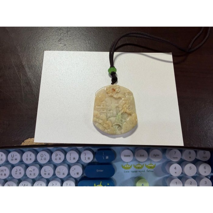 天然A貨緬甸玉 冰潤三彩俏色巧雕貴人引路翡翠山水牌 滿色奶黃俏綠飄紅 透手影一刀切方正牌形-細節圖11
