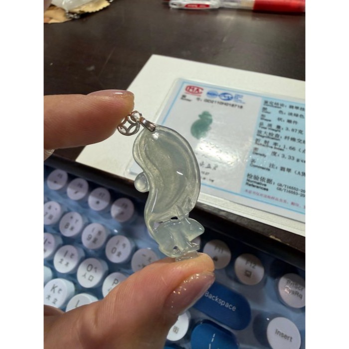 天然A貨緬甸玉 放光 冰玻晴綠手工巧雕鼠不勝數翡翠玉墜 泛光晶透 滿晴色透字影 立體可愛鼠來寶-細節圖9