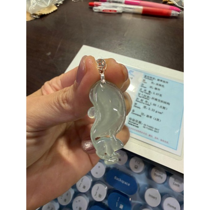 天然A貨緬甸玉 放光 冰玻晴綠手工巧雕鼠不勝數翡翠玉墜 泛光晶透 滿晴色透字影 立體可愛鼠來寶-細節圖10