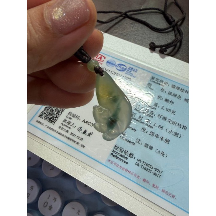 天然A貨緬甸玉 冰三彩手工立體雕鼠你最旺翡翠玉墜 冰種白冰.黃.藍花多彩底色 小松鼠蓬鬆大尾巴模樣俏皮可愛-細節圖10