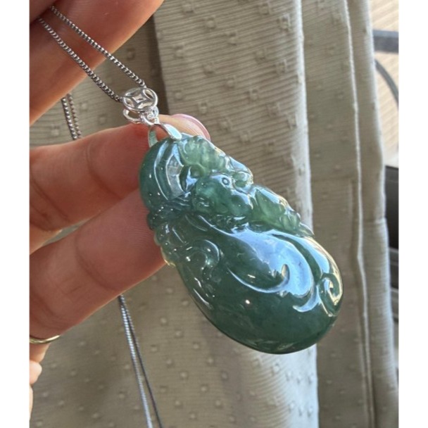天然A貨緬甸玉 冰膠晴藍數錢滿袋翡翠玉墜 晶透冰起膠底庄 勻稱油綠滿色 飽滿福袋俏雕鼠來寶-細節圖2