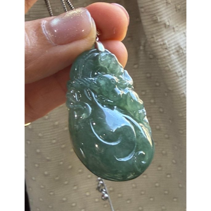 天然A貨緬甸玉 冰膠晴藍數錢滿袋翡翠玉墜 晶透冰起膠底庄 勻稱油綠滿色 飽滿福袋俏雕鼠來寶-細節圖3