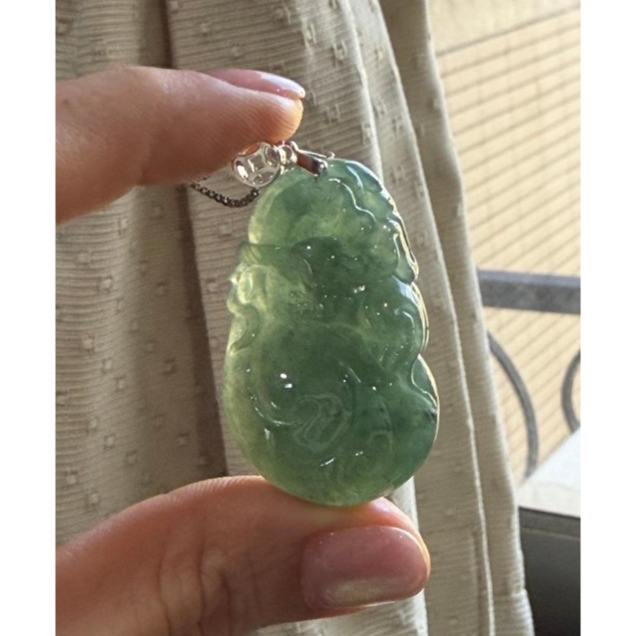 天然A貨緬甸玉 冰膠晴藍數錢滿袋翡翠玉墜 晶透冰起膠底庄 勻稱油綠滿色 飽滿福袋俏雕鼠來寶-細節圖5