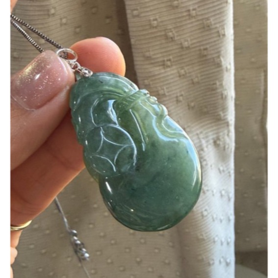 天然A貨緬甸玉 冰膠晴藍數錢滿袋翡翠玉墜 晶透冰起膠底庄 勻稱油綠滿色 飽滿福袋俏雕鼠來寶-細節圖6