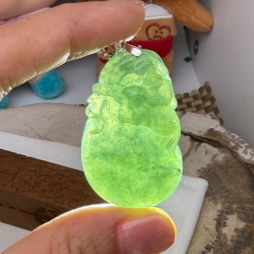 天然A貨緬甸玉 冰膠晴藍數錢滿袋翡翠玉墜 晶透冰起膠底庄 勻稱油綠滿色 飽滿福袋俏雕鼠來寶-細節圖9