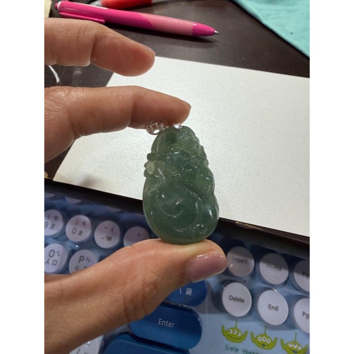 天然A貨緬甸玉 冰膠晴藍數錢滿袋翡翠玉墜 晶透冰起膠底庄 勻稱油綠滿色 飽滿福袋俏雕鼠來寶-細節圖10