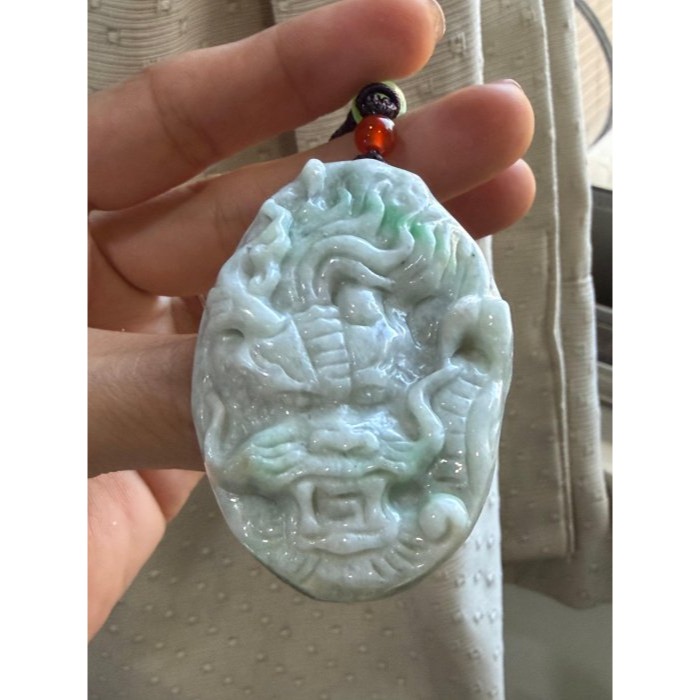 圈粉漏價~天然A貨緬甸玉 白底青事業龍頭翡翠龍牌 厚庄一刀切適中牌形 一抹鮮亮青綠添彩-細節圖2