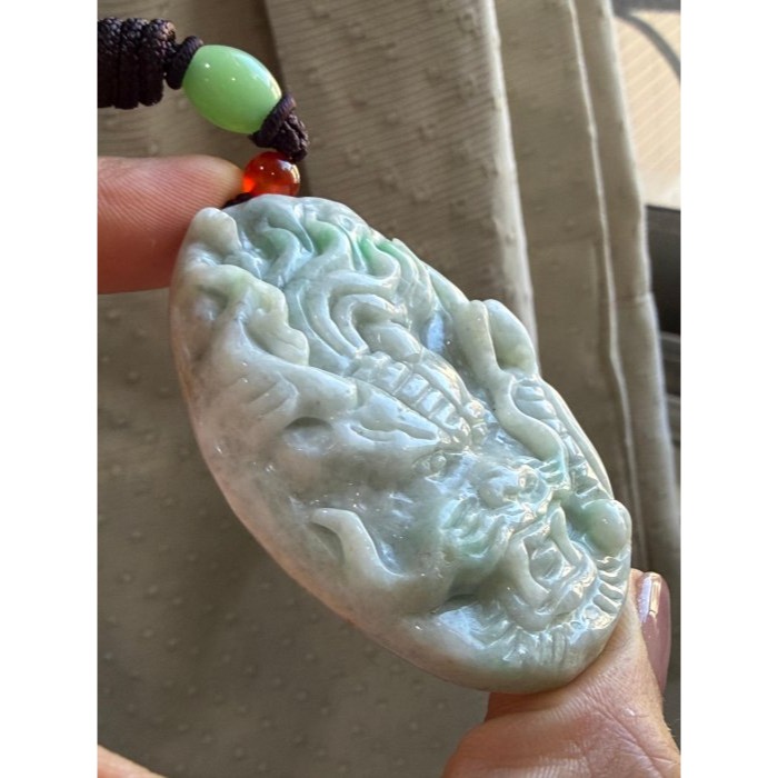 圈粉漏價~天然A貨緬甸玉 白底青事業龍頭翡翠龍牌 厚庄一刀切適中牌形 一抹鮮亮青綠添彩-細節圖3