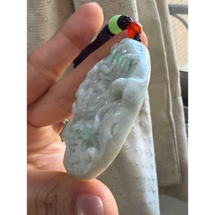 圈粉漏價~天然A貨緬甸玉 白底青事業龍頭翡翠龍牌 厚庄一刀切適中牌形 一抹鮮亮青綠添彩-細節圖4